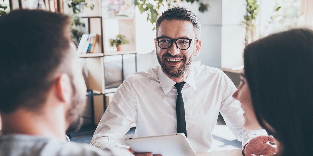 Financial advisor providing comprehensive planning